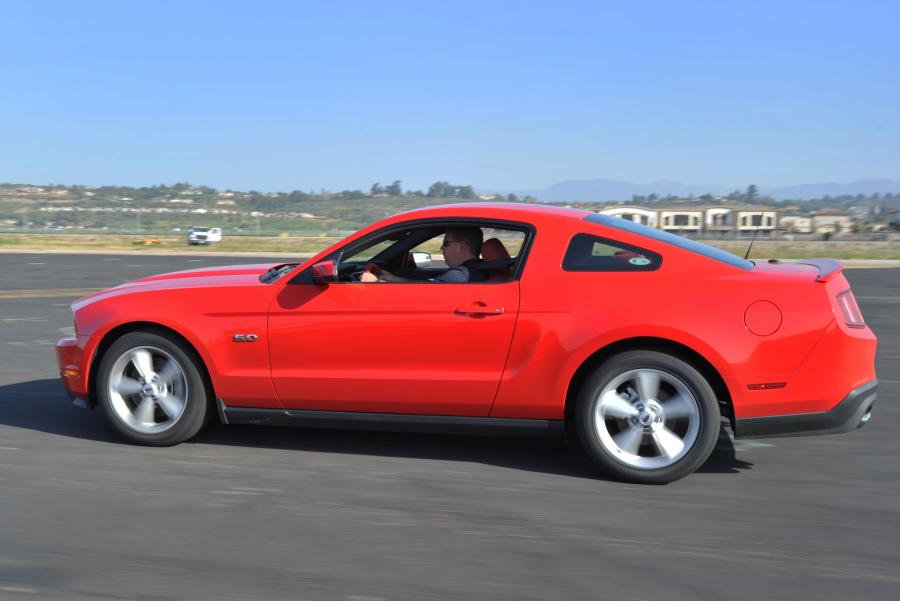  Ford Mustang 5.0 GT 2011 года  (фото 27 из 30)